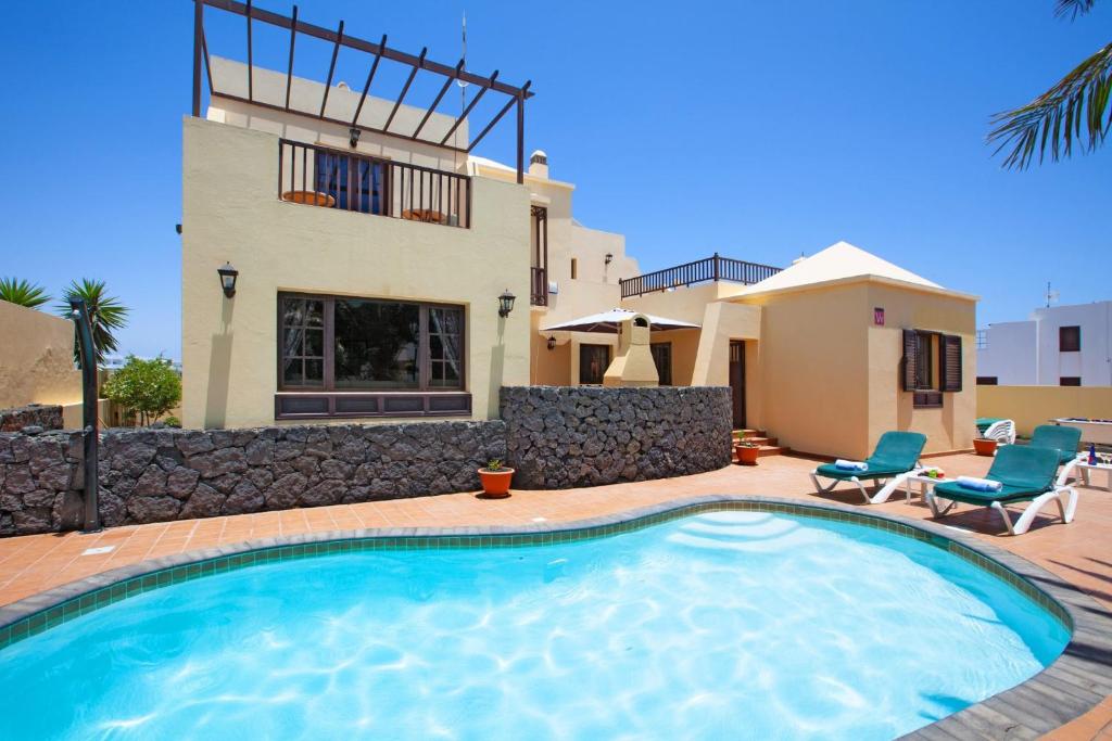 Delightful Costa Teguise Villa 4 Bedrooms Large Private Pool Villa Ellen - 2
