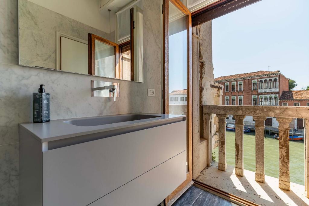 Luxury Apartment On Grand Canal by Wonderful Italy - 4