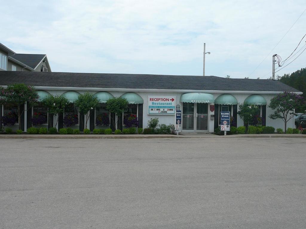 Hotel Motel Restaurant SacreCoeur, QC, Canada