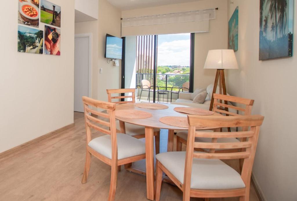 One BR with Balcony Walk to Malls Pool Gym - 3