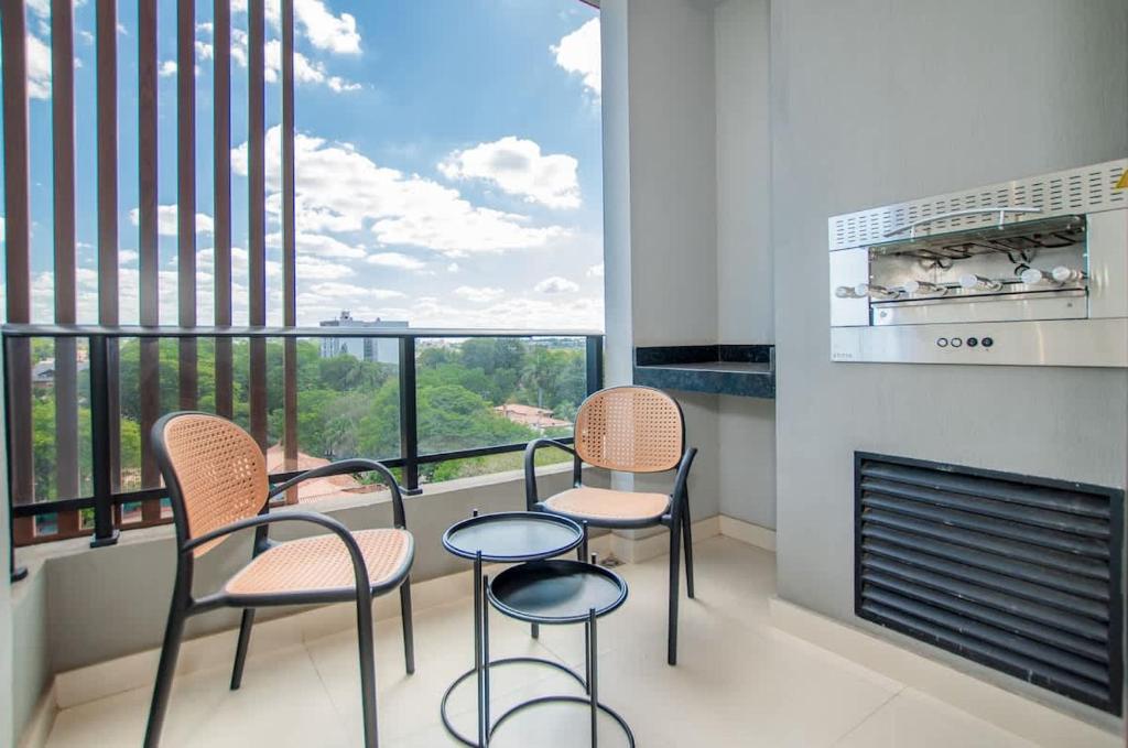One BR with Balcony Walk to Malls Pool Gym - 4