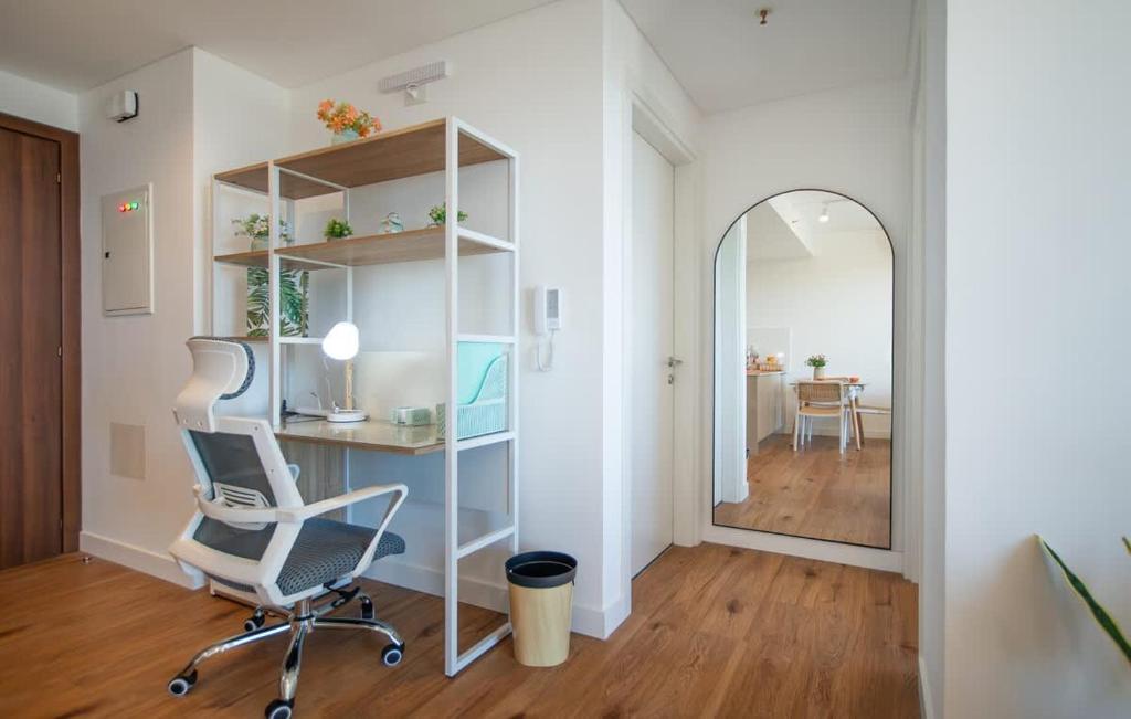Prime Location One-Bedroom Near the Mall - 3