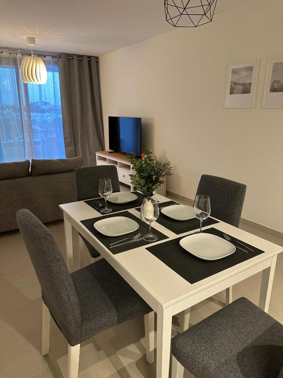 Stylish Apartment Near Beach & Golf - 2