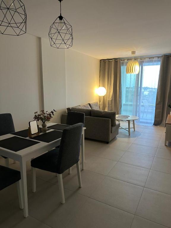 Stylish Apartment Near Beach & Golf - 3