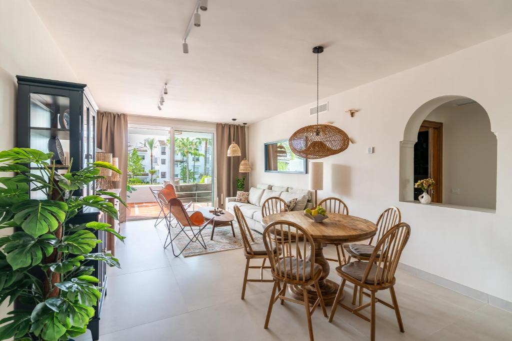 Costalita Beach Residence with Pool, Reserved Garage Parking & Direct Beach Access by Downtown Apartments Spain - 2