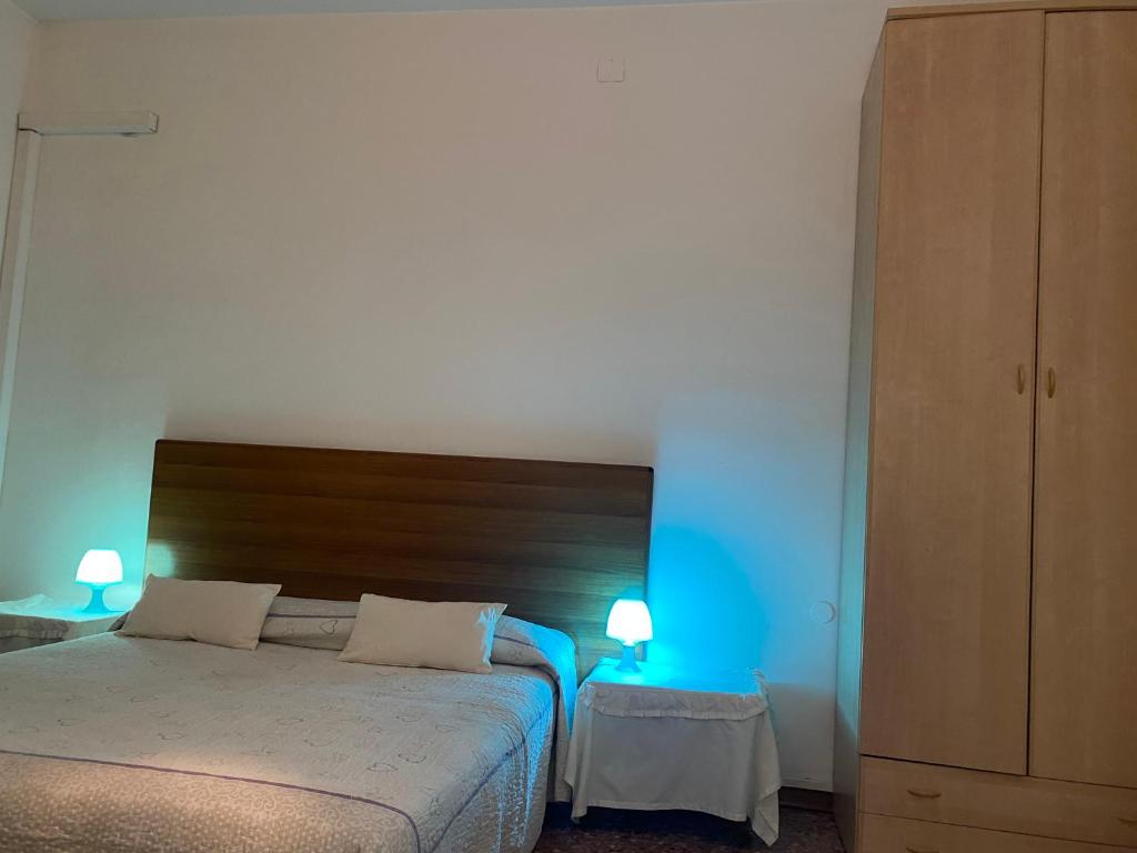 Travellers Lodge Bed & Rooms - 1