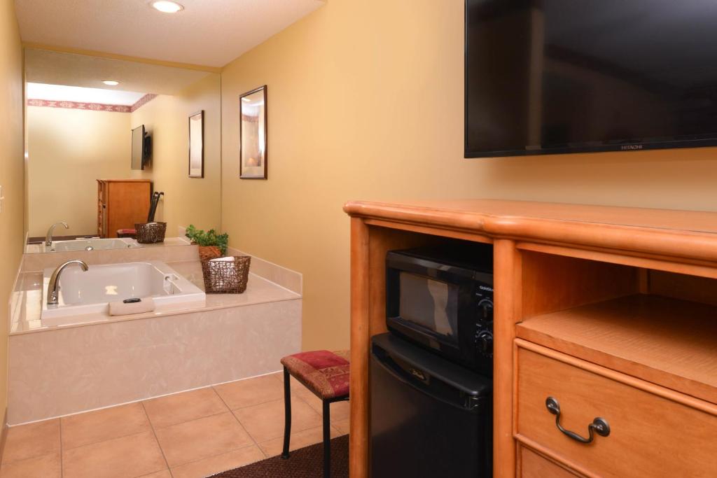 Country Hearth Inn & Suites Edwardsville St. Louis Photo 22