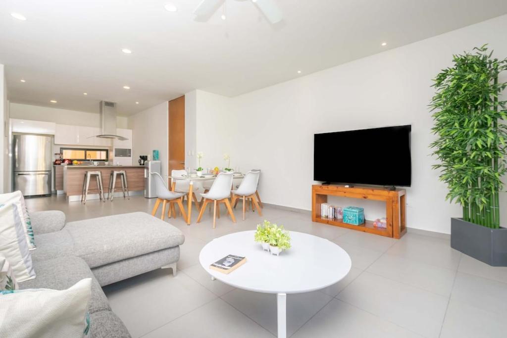 Quiet Condo W Rooftop Pool, Backyard & Parking - 5