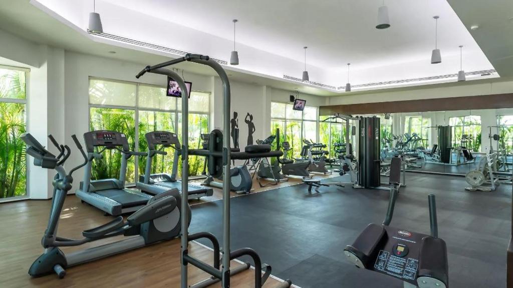 Tropical Resort Living W Pool, Hot Tub & Gym - 5