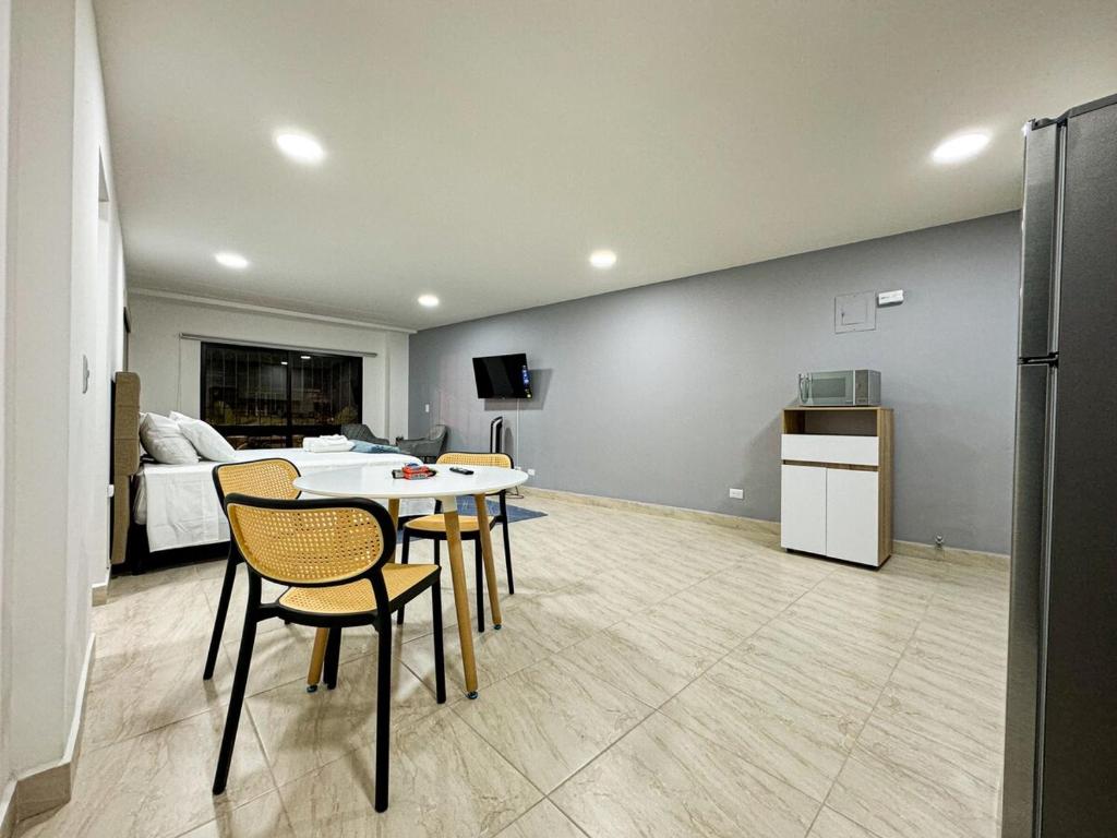 1Br Best Location Laureles with AC - 4