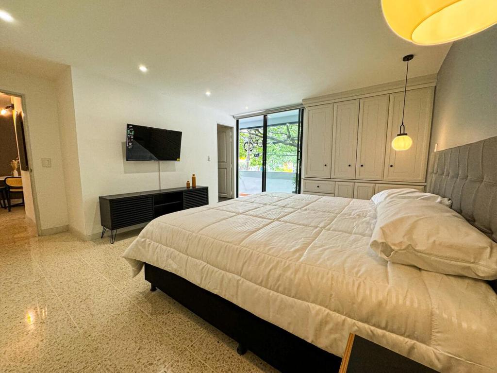 1Br Best Location Laureles with AC - 3