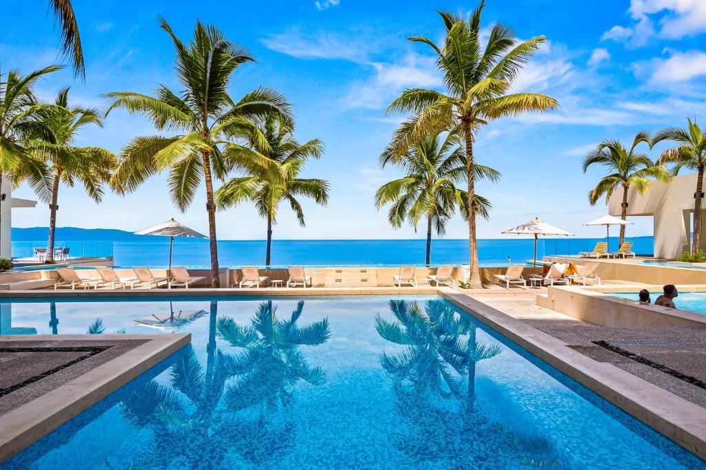 Luxury oceanfront apartment with private balcony, rooftop pool & gym access - 5