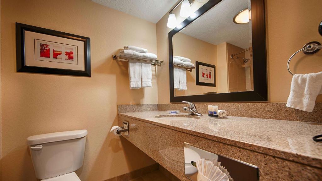 Best Western Plus Airport Inn & Suites Photo 16