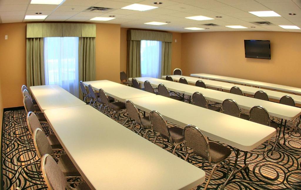 Best Western Plus Airport Inn & Suites Photo 19