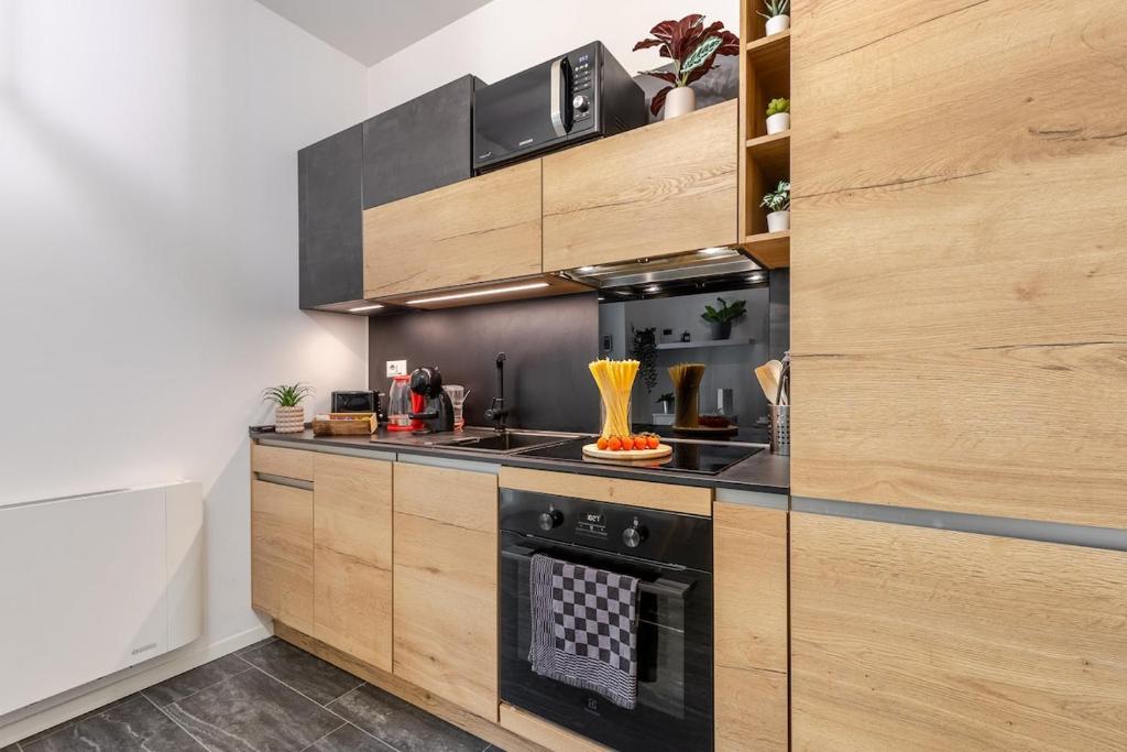 Urban Oak Suite - Station 1 min & Private Patio - 5