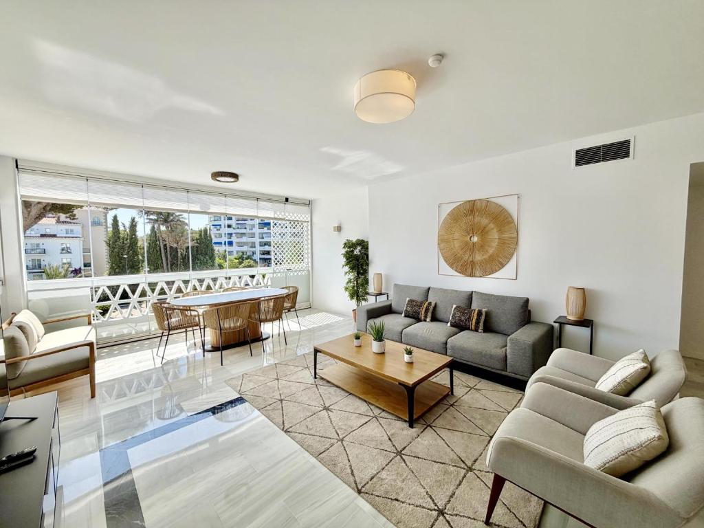 Stylish Sea view apartment in Playas del Duque - 3