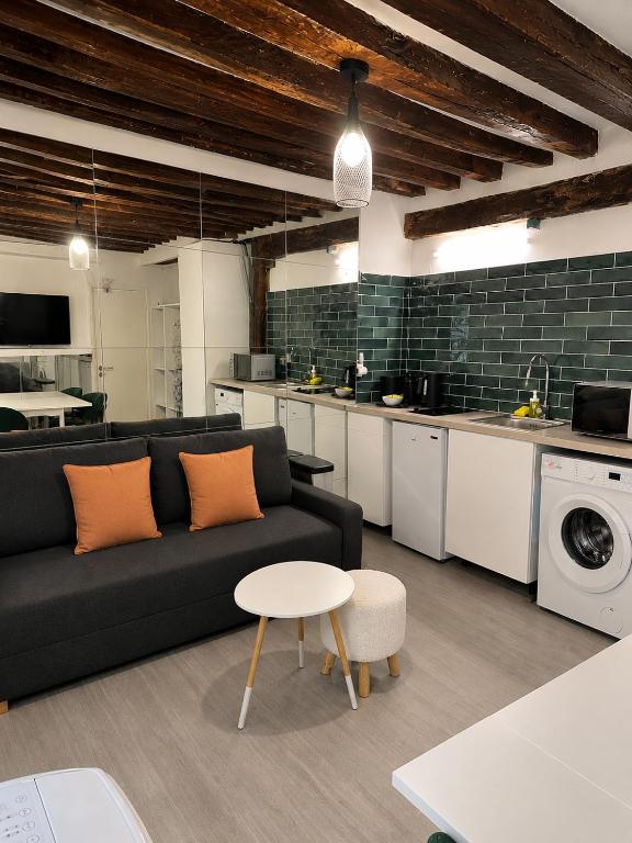 Latin Quarter Classic 1BR Apartment with Netflix - 2