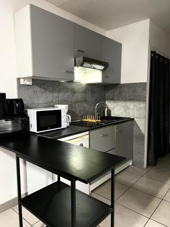 Studio with balcony and with a private parking - 3