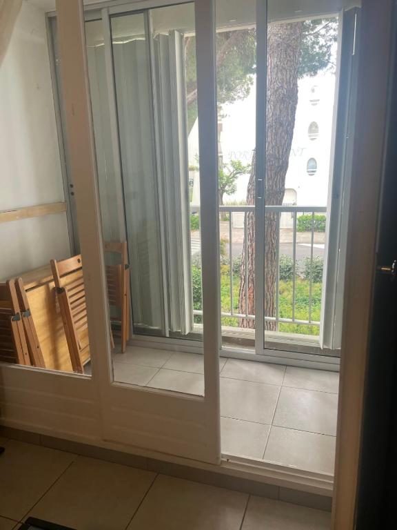 Studio with balcony and with a private parking - 2