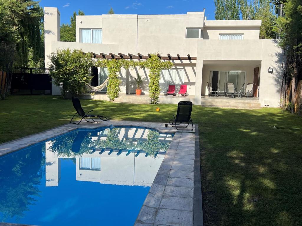 Casa barrio cerrado con 24-Horas de seguridad en Chacras de coria Mendoza - 2