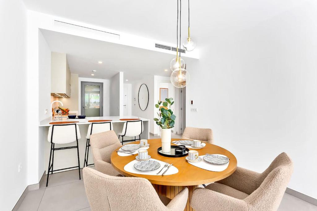 Marbella Beachside Retreat w Pool, Gym & Terrace - 4