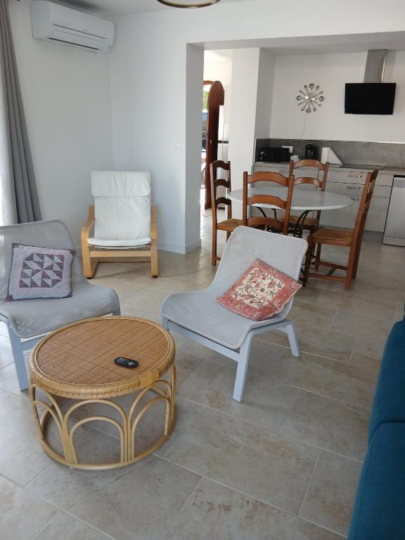 quiet independent Villa - 1