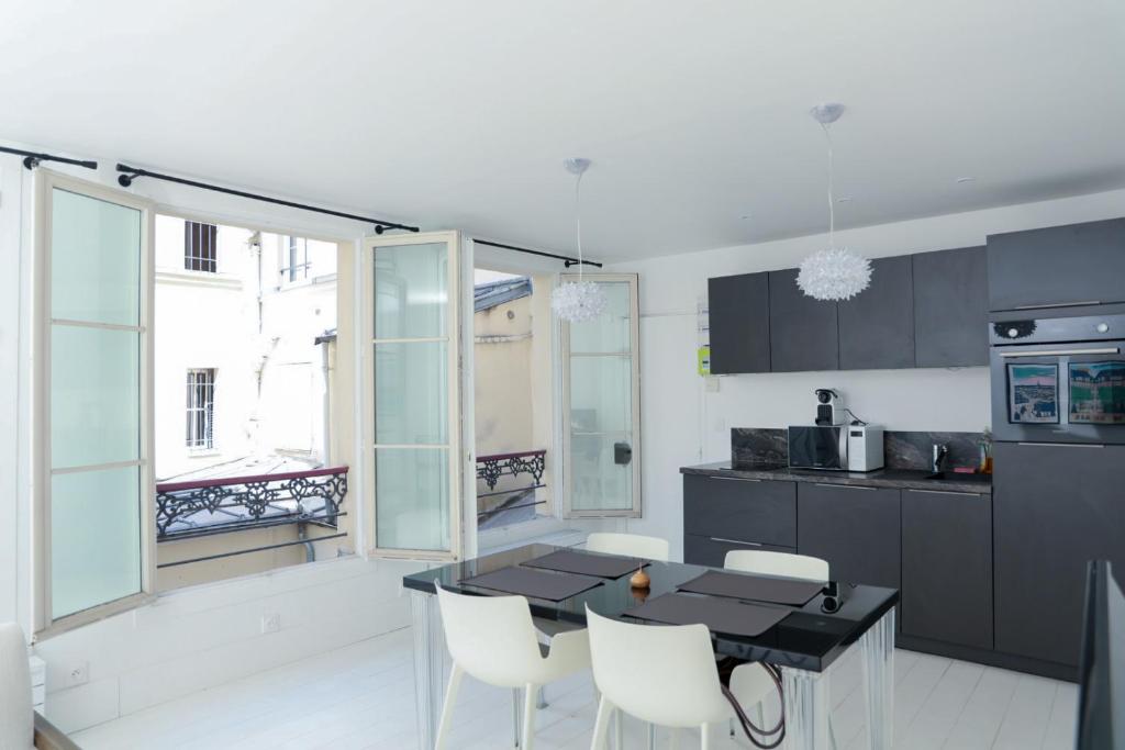 Stylish Le Marais Apartment Near Paris' Oldest Market - 4