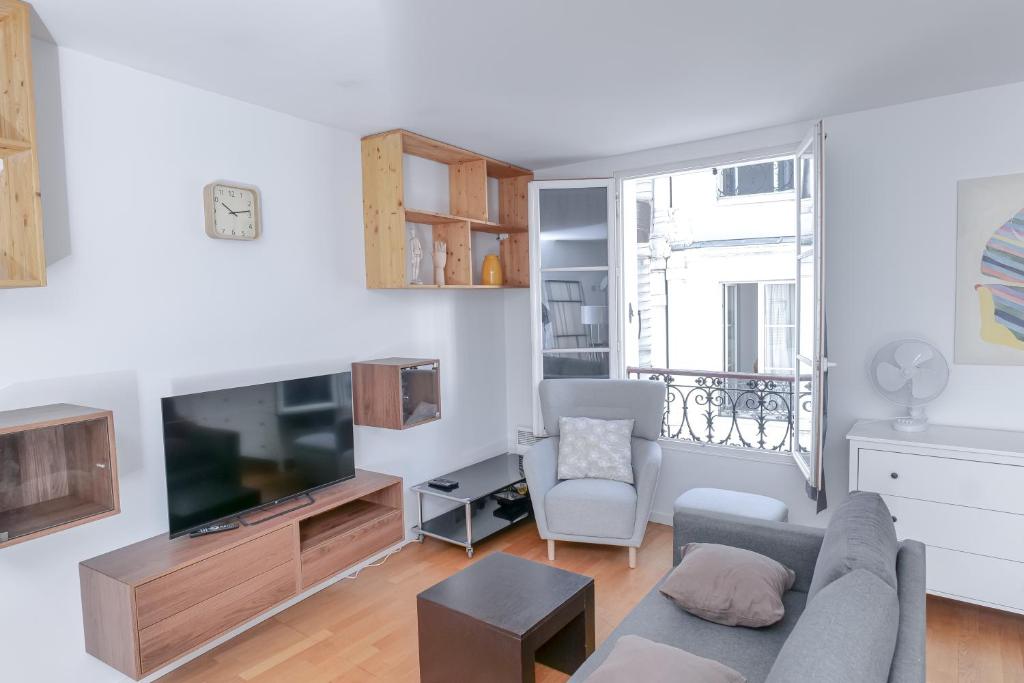 Magnificent Apartment in the Best Central Location of Paris 1 Minute Walk to Train Station - 3