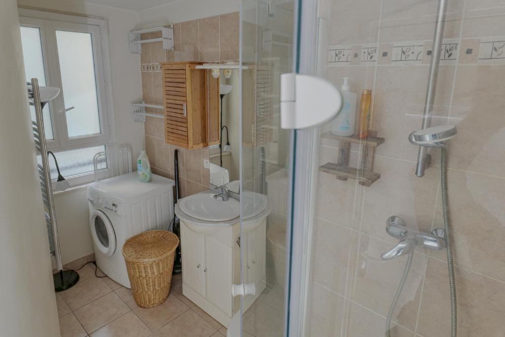 Magnificent Apartment in the Best Central Location of Paris 1 Minute Walk to Train Station - 4