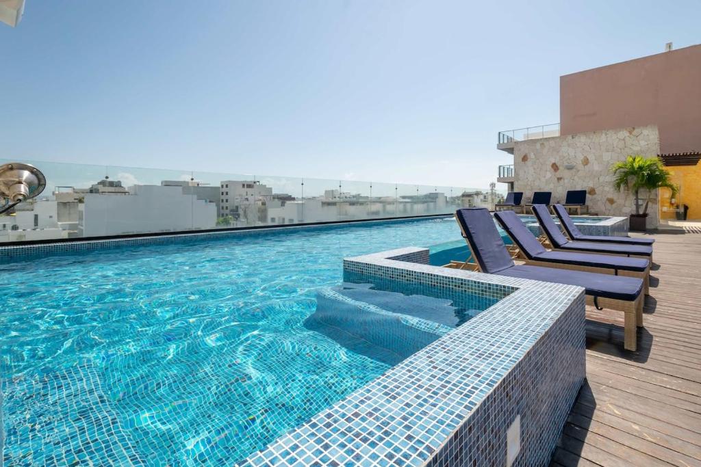 Quiet Condo W Rooftop Pool, Backyard & Parking - 1