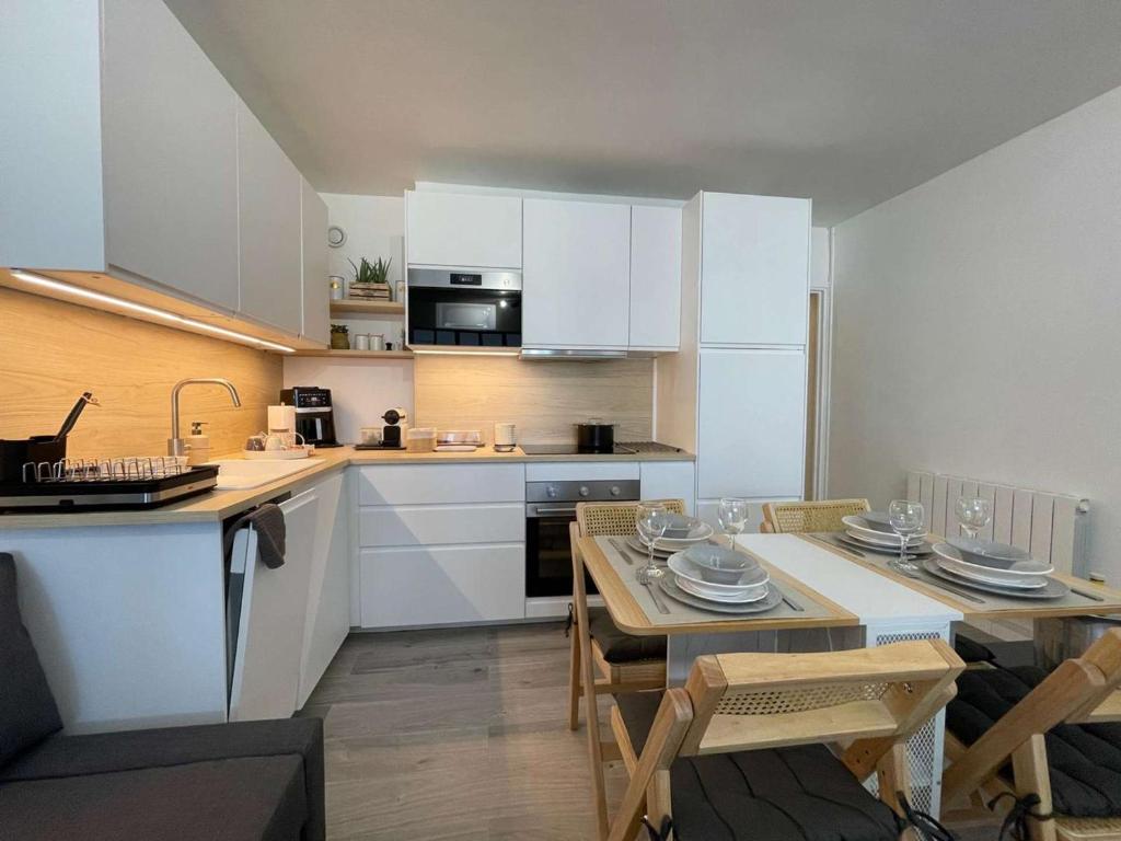 Studio rénové en centre-ville, clim à 100m de la plage - FR-1-308-216 - 4