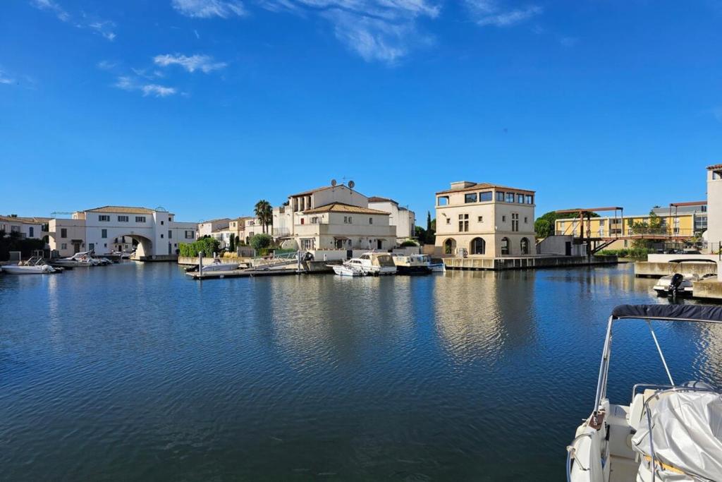 Marina 6 pers Aigues-Mortes Terrasse clim vue canal et piscine commune - 3