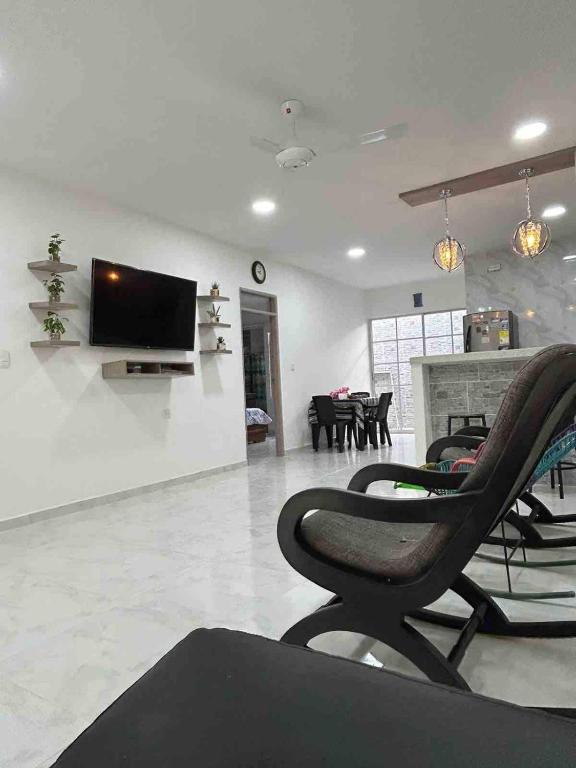 Comfortable spacious House near Av Primera and downtown - 5