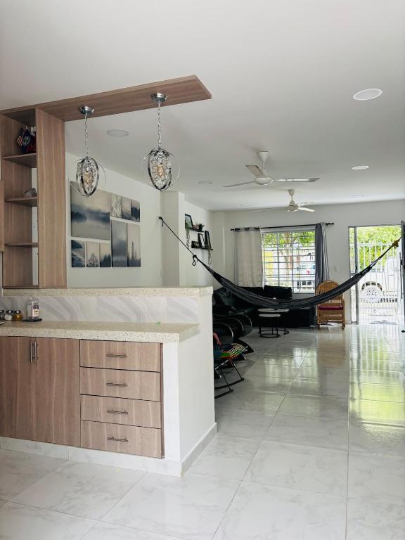 Comfortable spacious House near Av Primera and downtown - 1