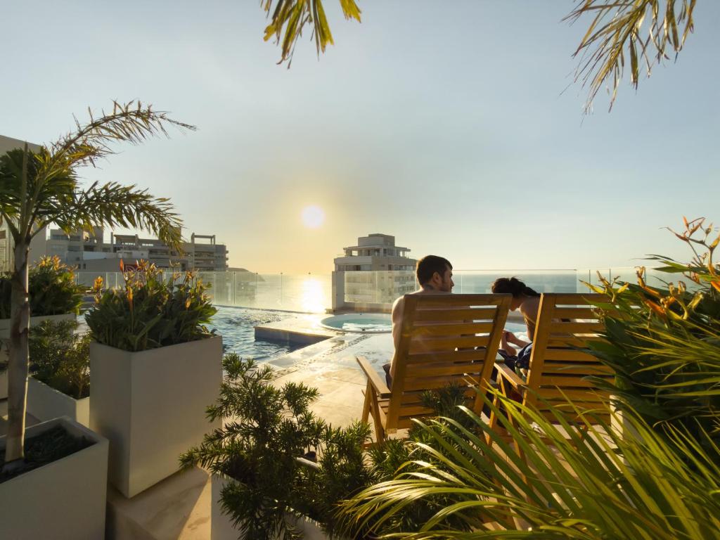 Luxury Oceanfront Suite Infinity Pool View - 2