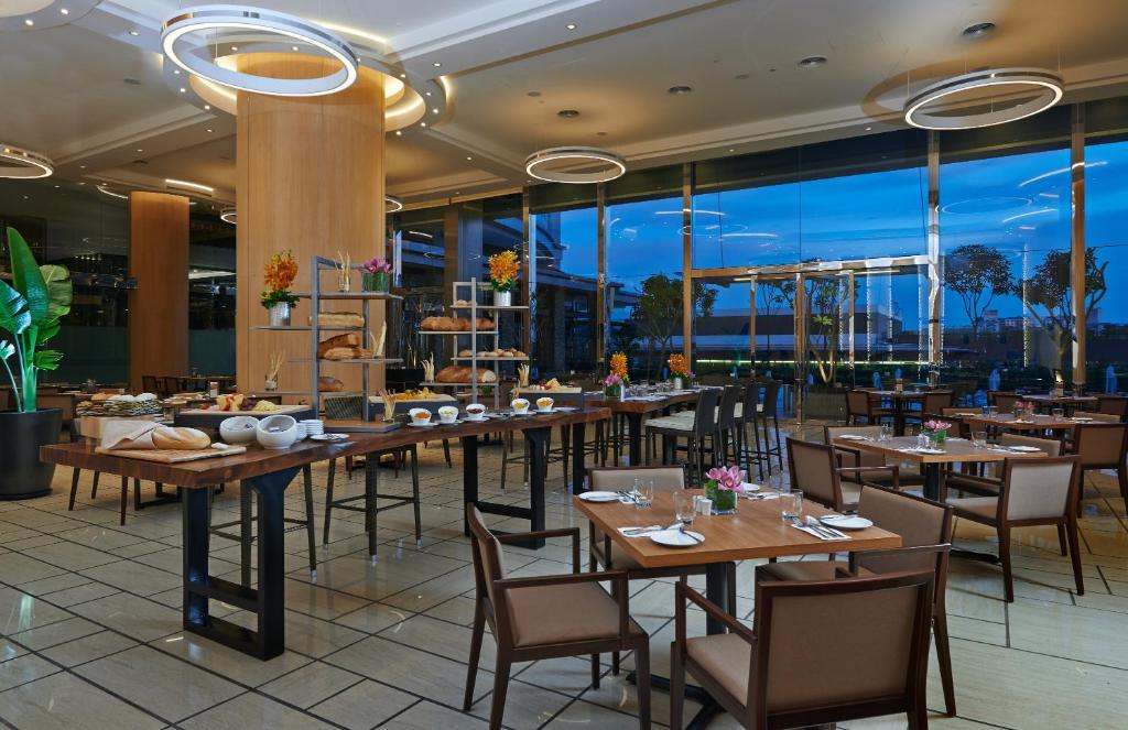 Restaurant, V E Hotel & Residence in Kuala Lumpur