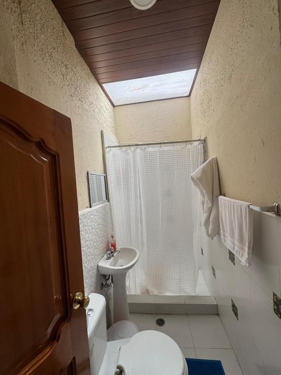Spacious house with BBQ, patio & mountain views - 3