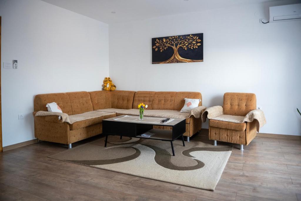 Spacious Family Apartment - 2 Bedrooms & Private Garage - 1