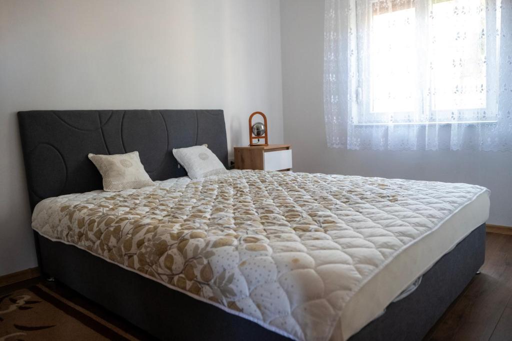 Spacious Family Apartment - 2 Bedrooms & Private Garage - 5