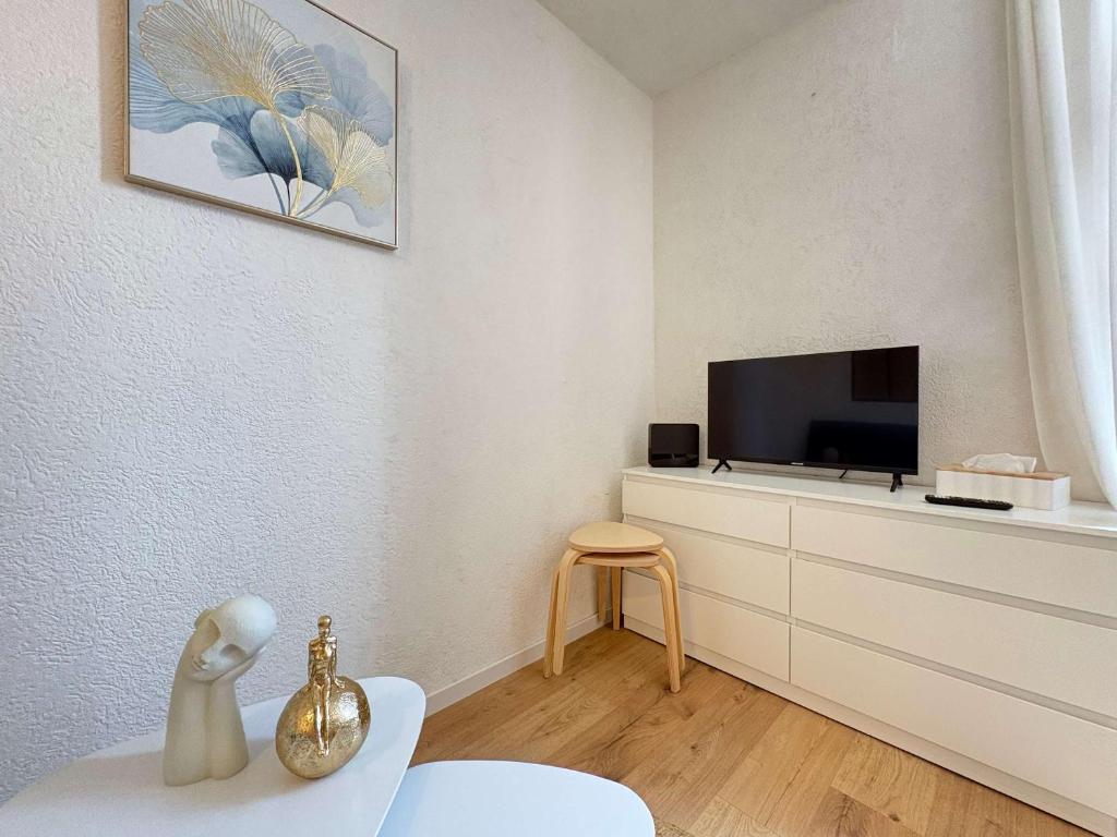 Cozy Studio Seaside Escape by the Water - 4