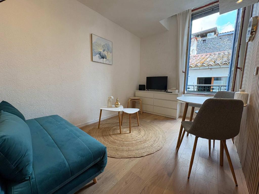Cozy Studio Seaside Escape by the Water - 3