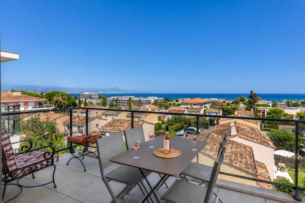 3BR Antibes Retreat Private Rooftop Pool - 2