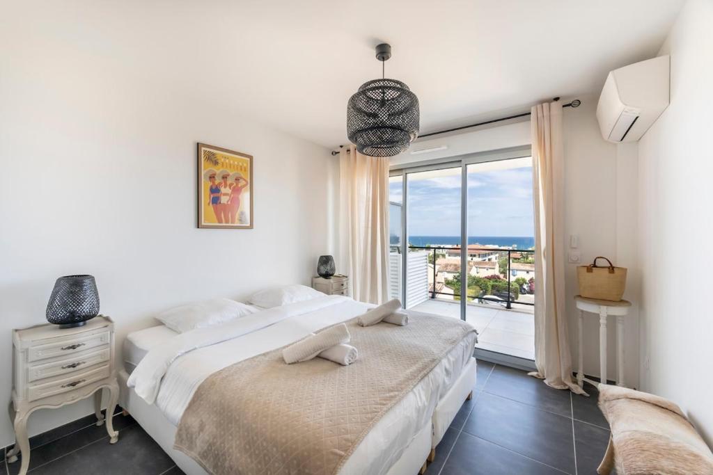3BR Antibes Retreat Private Rooftop Pool - 4