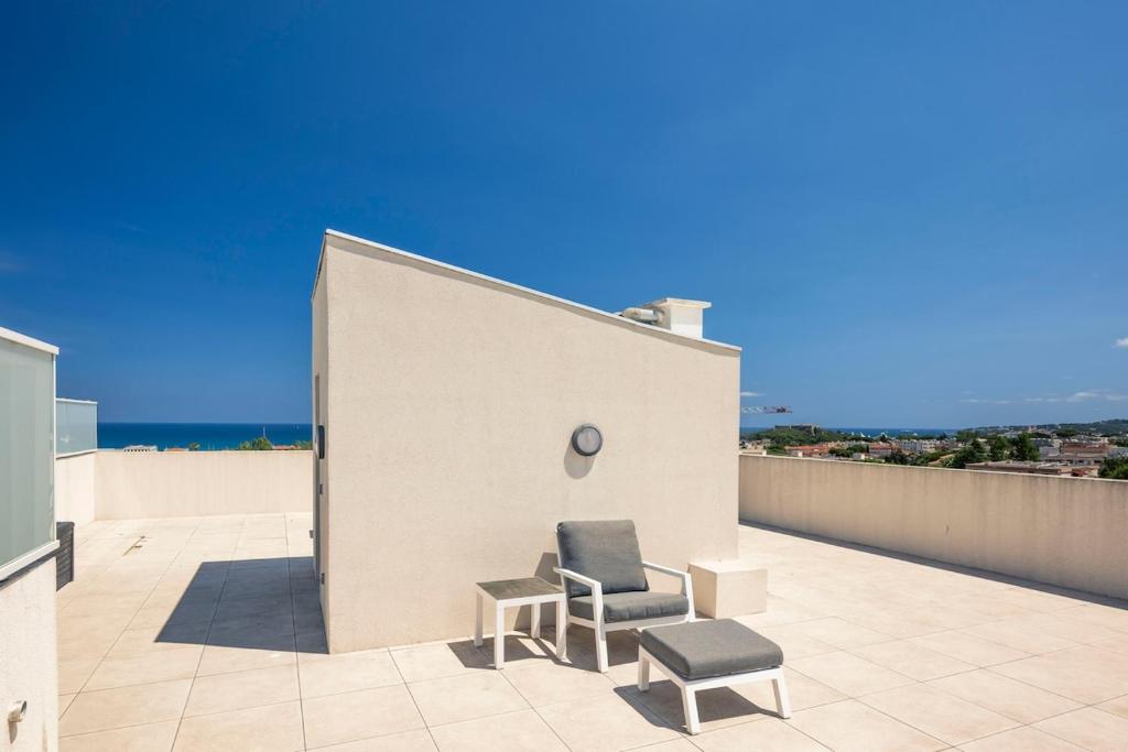 3BR Antibes Retreat Private Rooftop Pool - 5