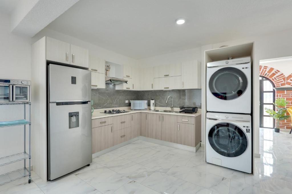 Stylish & Spacious Unit w/ Deck in Cuernavaca - 4