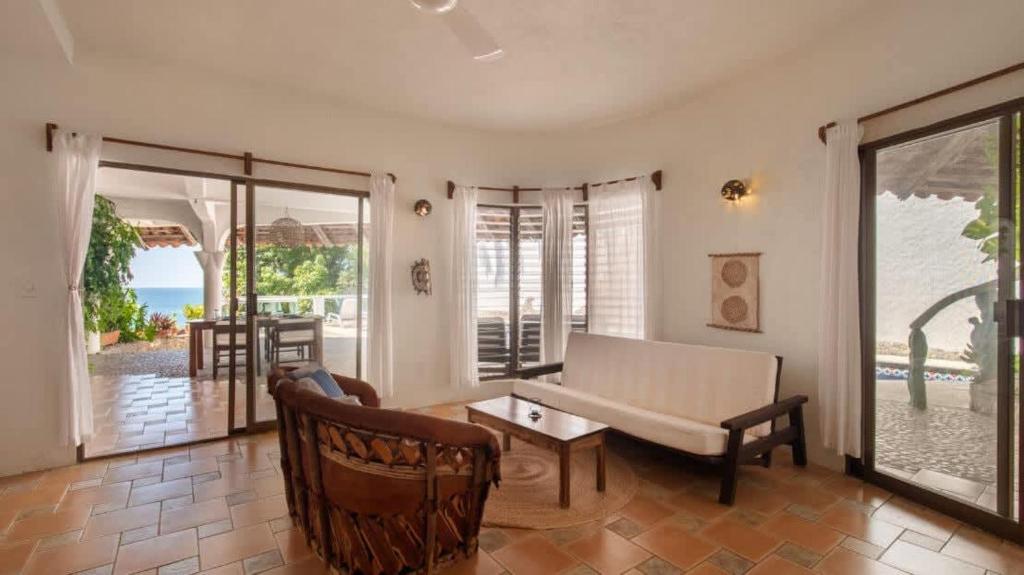 Garden-Level Apt Pool Sea Views & Quiet Street - 4