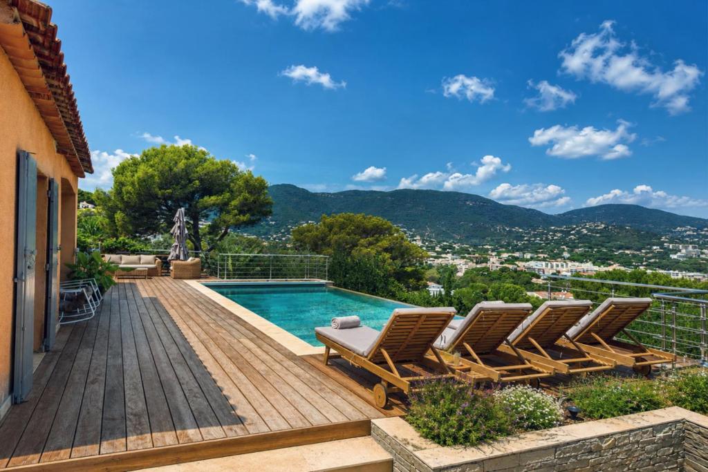 Villa Bellevue, magnifique vue mer! Piscine chauffée, à10 mns de la plage et du centre! - 3
