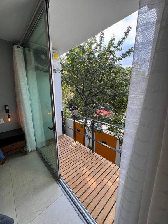 Escápate a un dúplex exclusivo con vino y terraza - 3