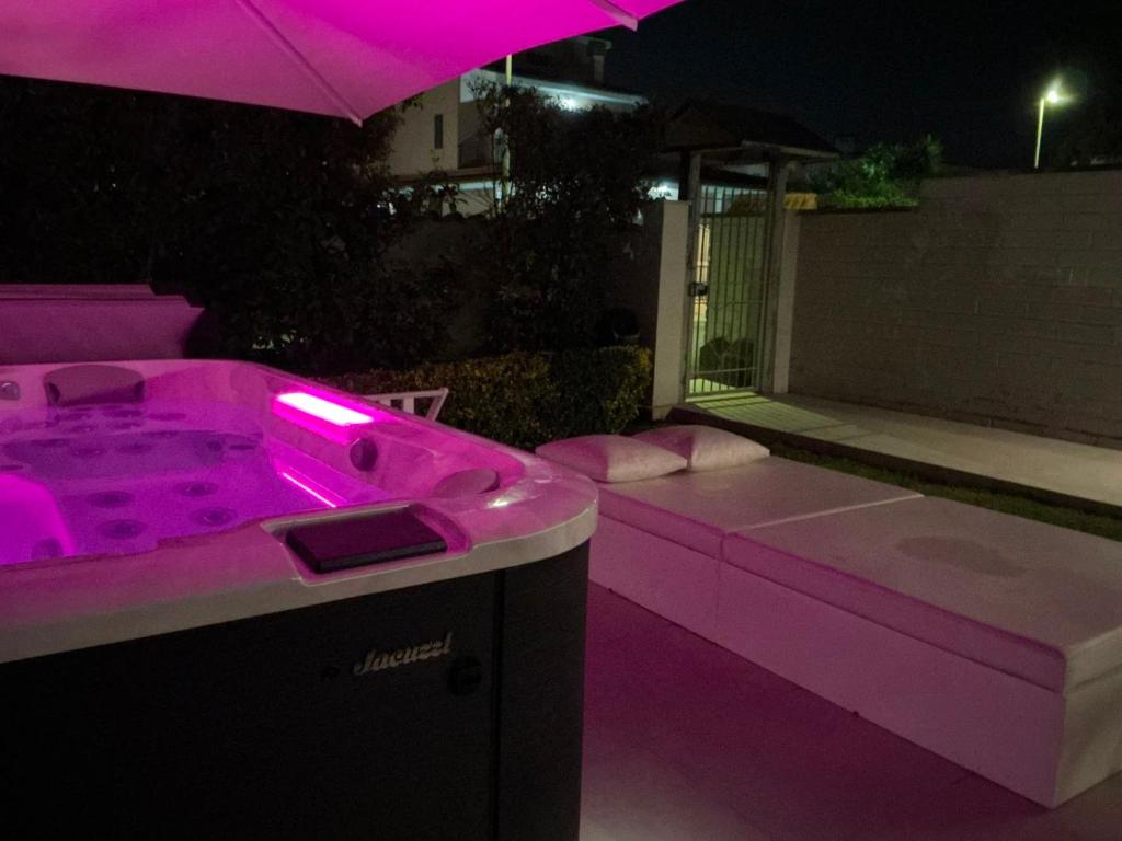 Villa Karina - Luxury Suite, Jacuzzi Pool & Garden Ostia Rome - 5