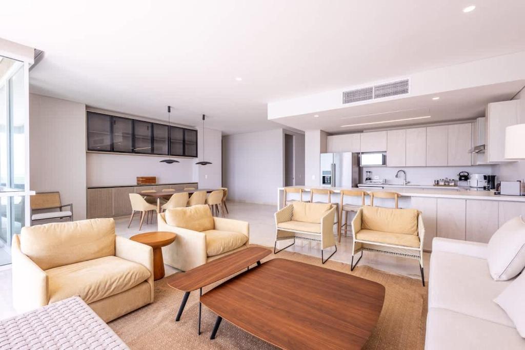 Stunning Sea Views from 3BR Penthouse F3 - 3